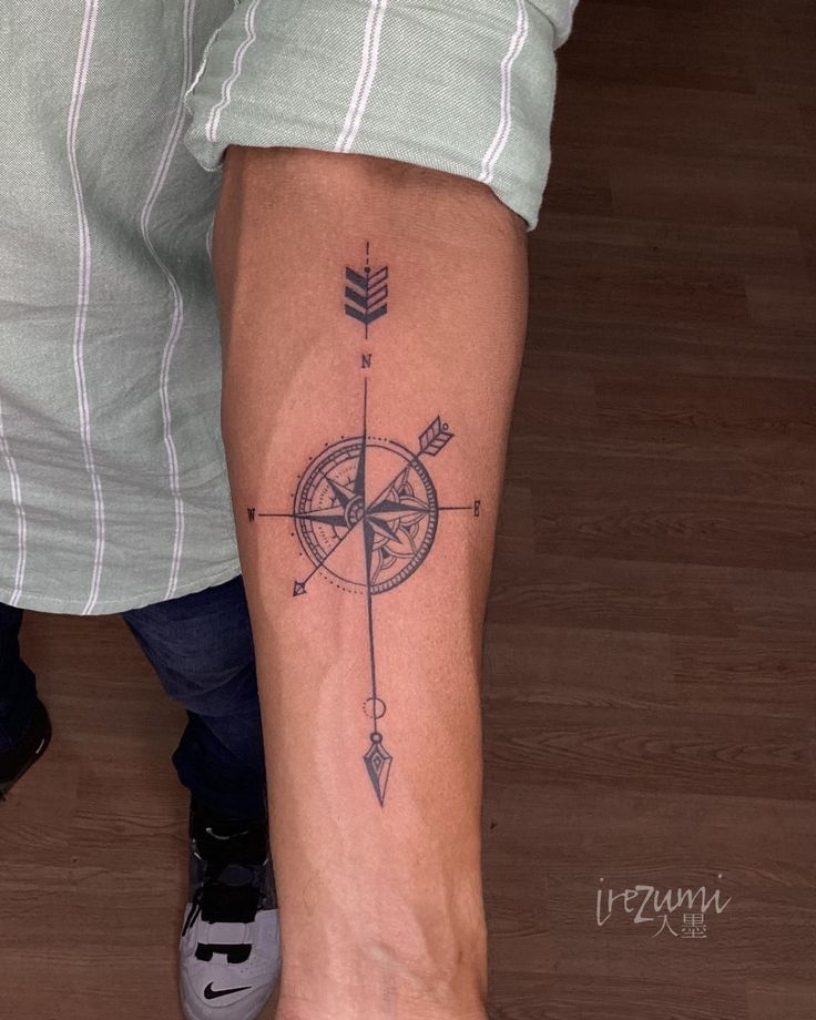 arrow with compass tattoo designs for men 0043