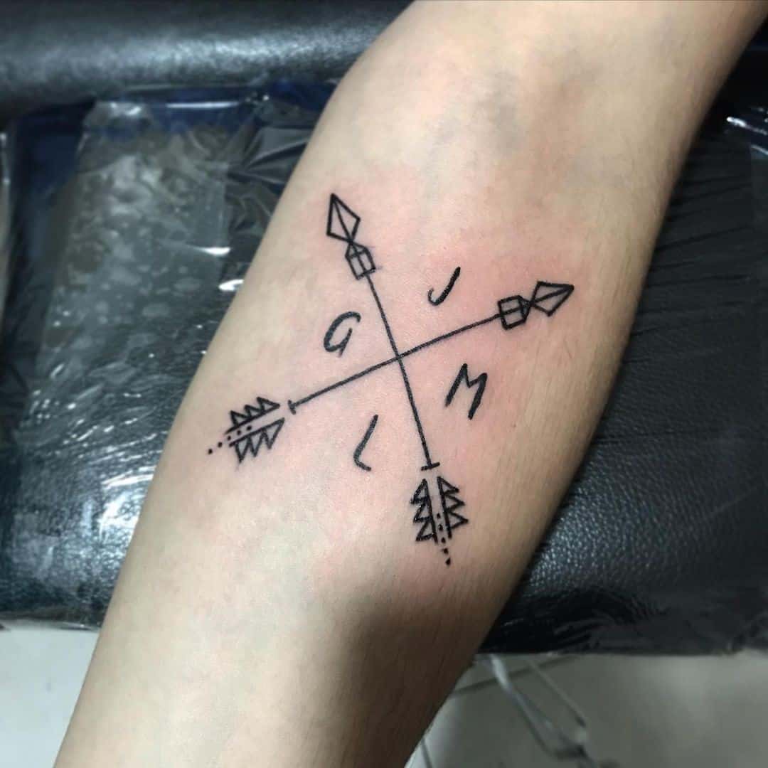 arrow with compass tattoo designs for men 0095