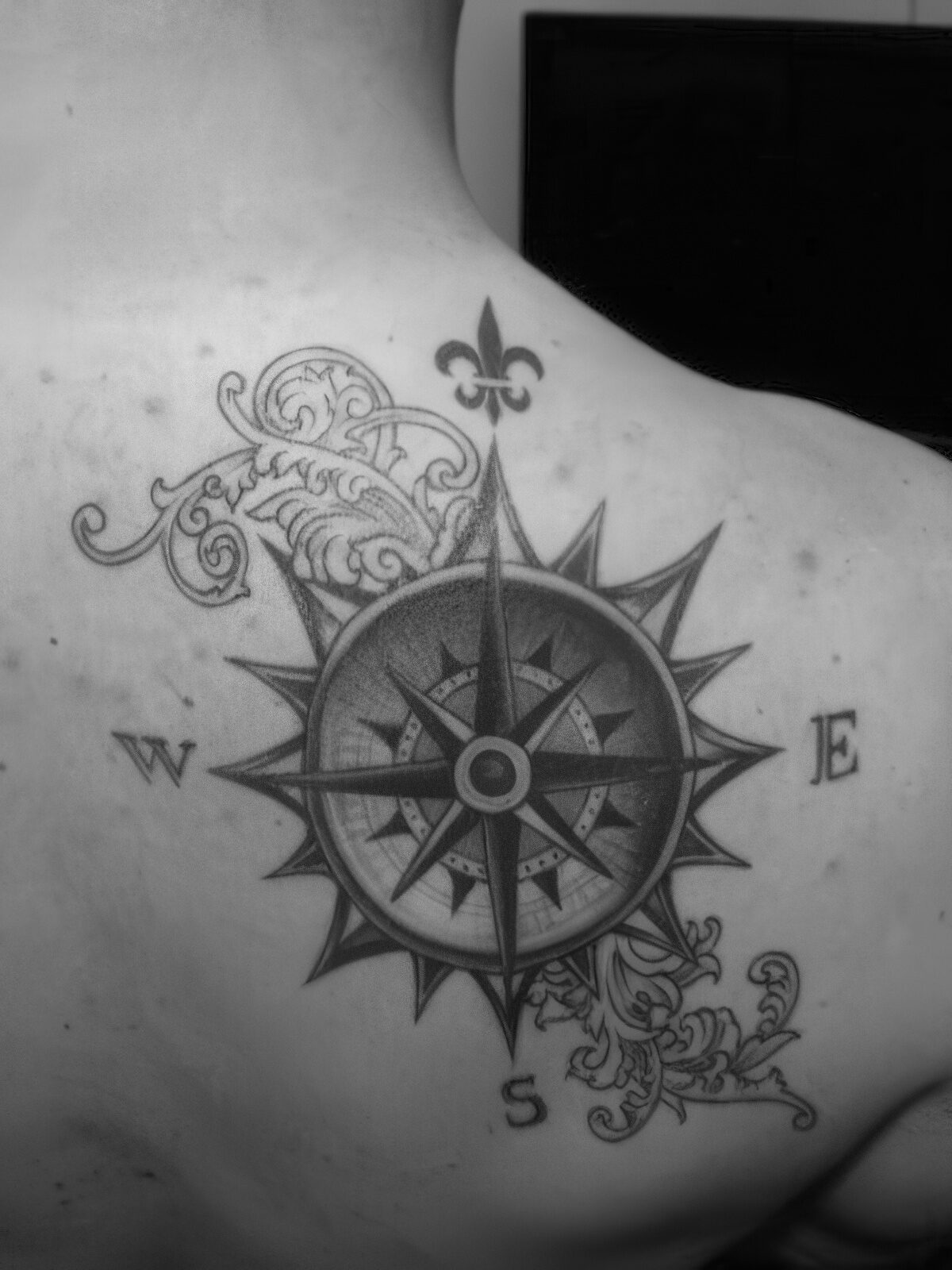 arrow with compass tattoo designs for men 0096