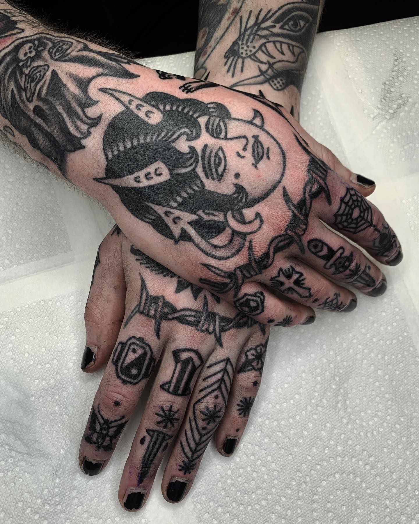 custom knuckle tattoos for men's personalities.