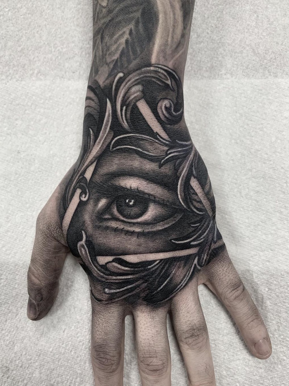 eye hand tattoos for men 0023