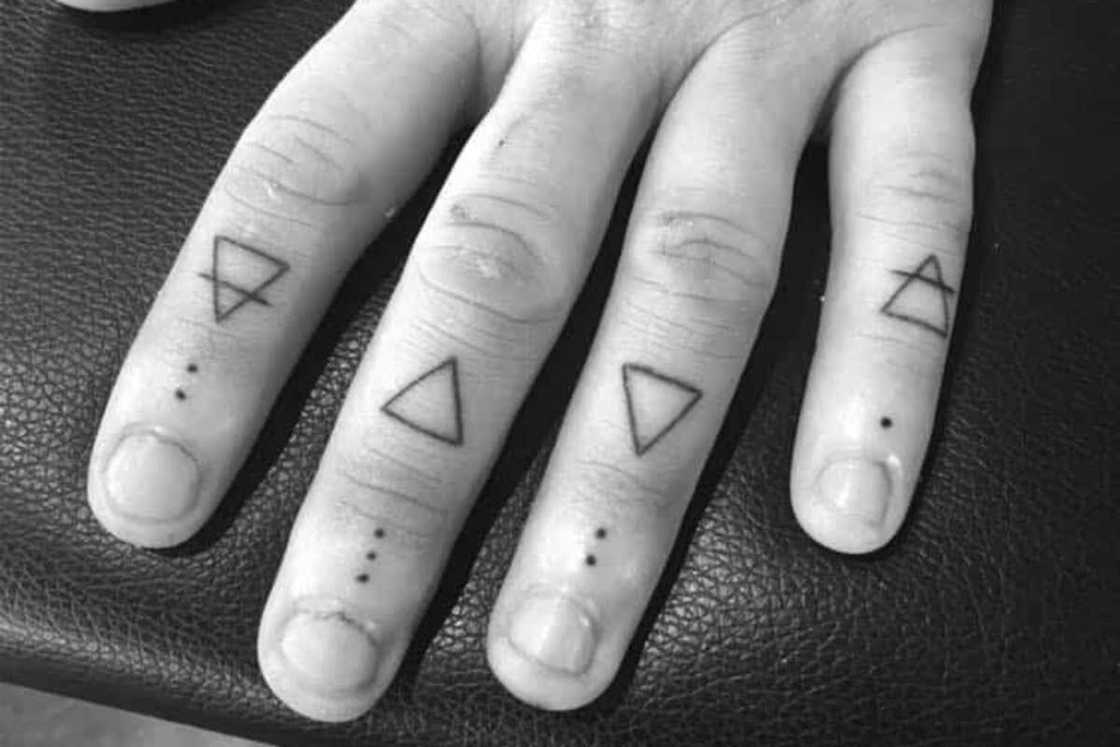 finger tattoos for men 0043