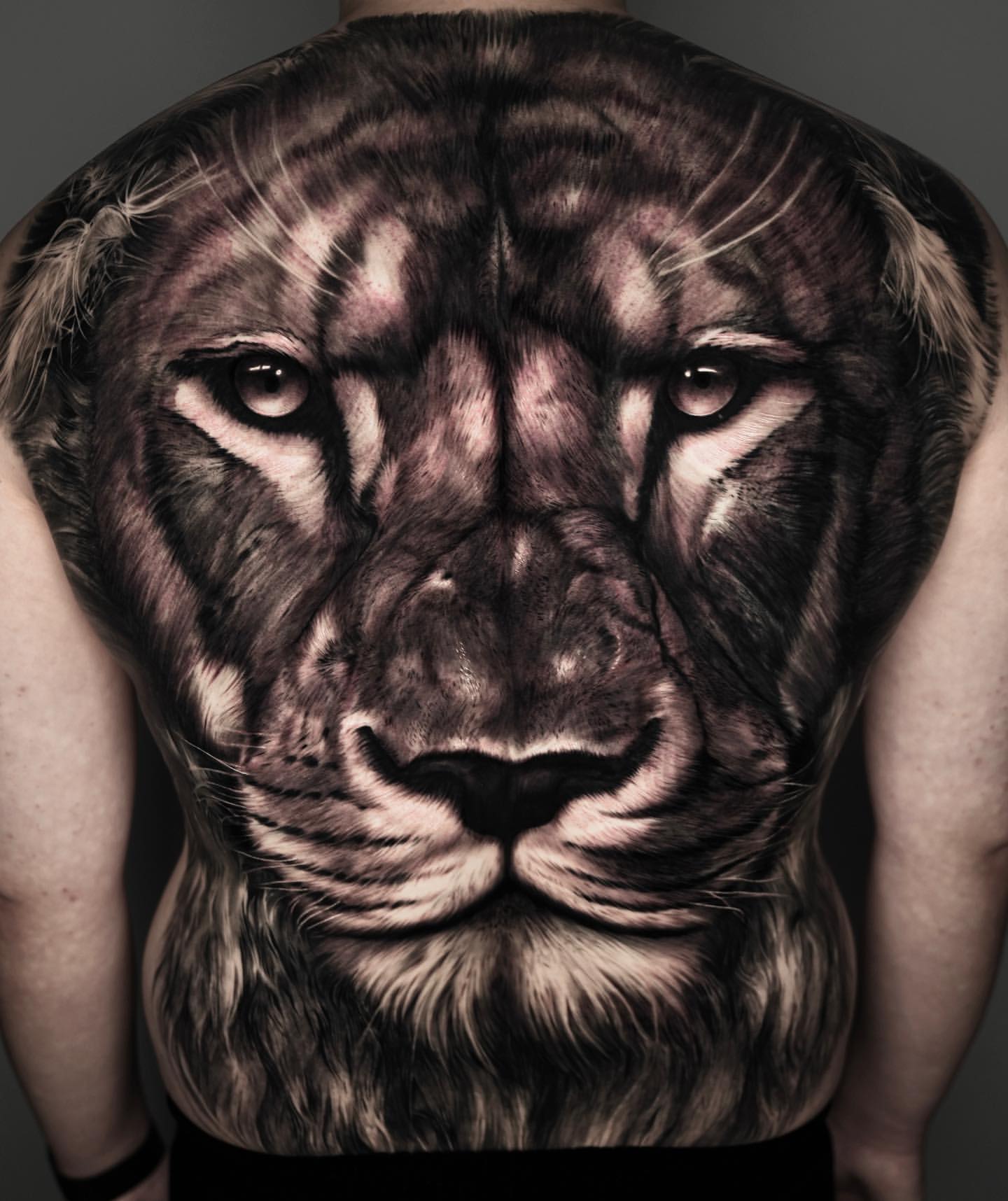 lion back tattoos for men 0014