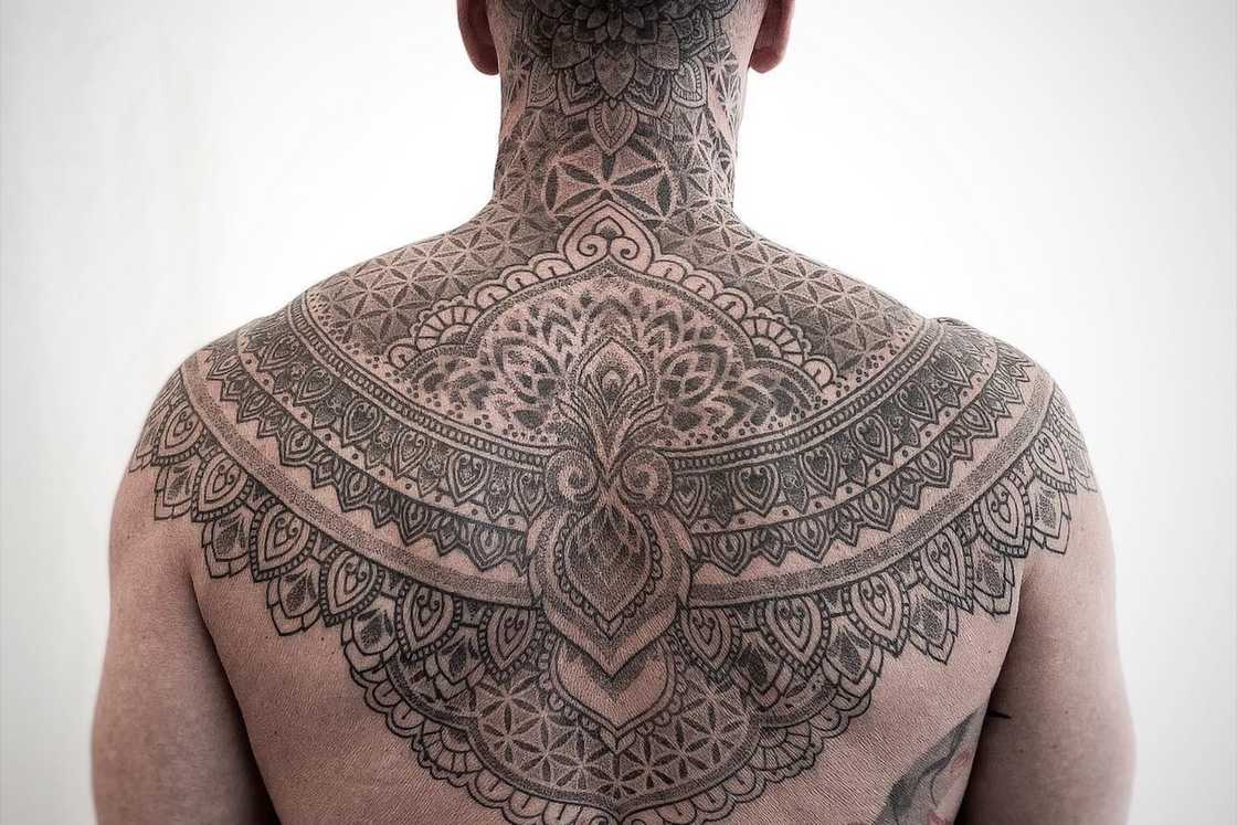 middle neck tattoos for men 0083