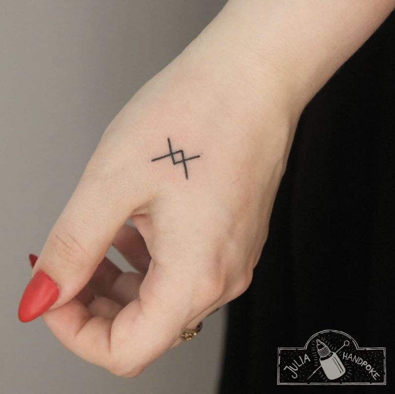 short simple hand tattoos for men 0010